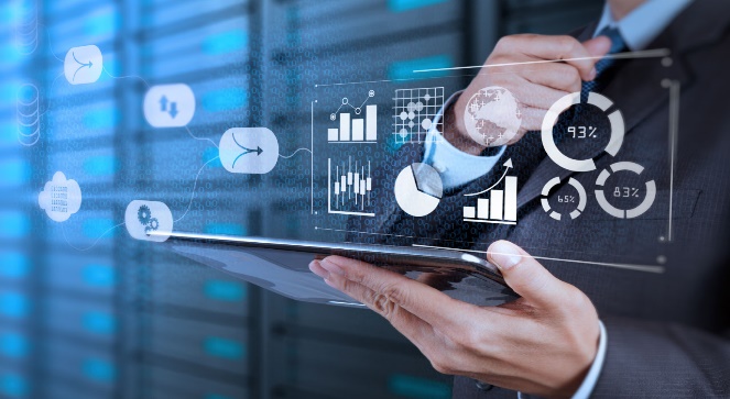 Profissional analisando dashboard de Banco de Dados em tablet